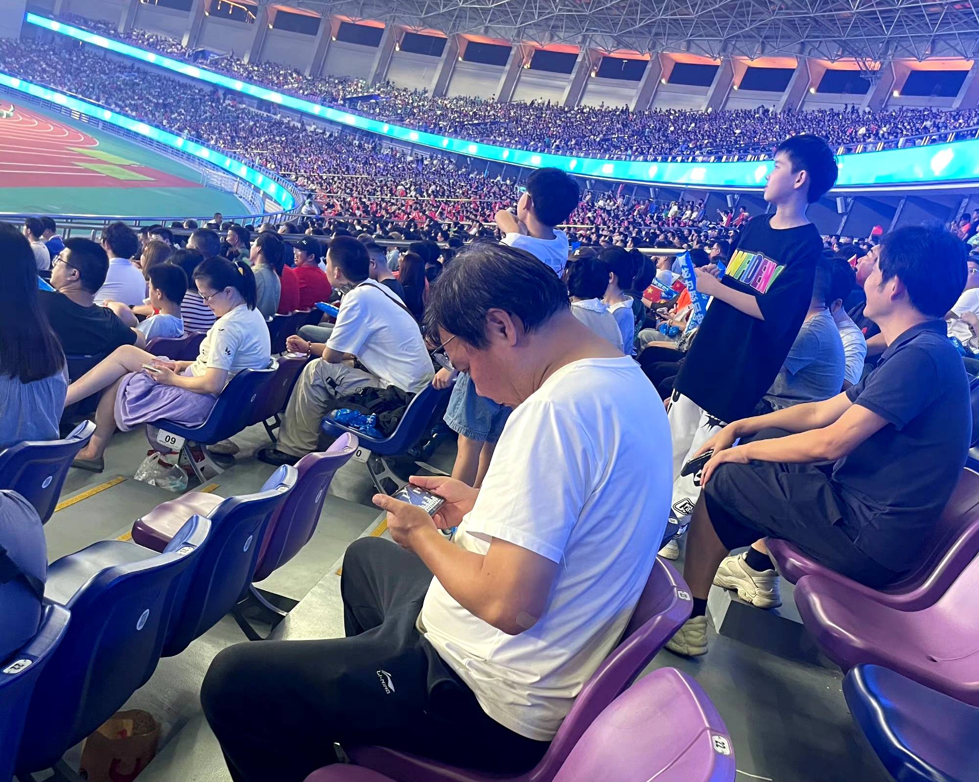 球队比赛中展现出色技术，为观众带来精彩